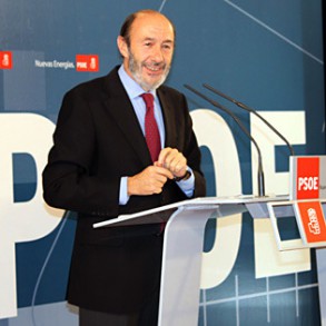 Rubalcaba: "En estas elecciones nos jugamos salir de la crisis por la derecha, o Rubalcaba: "En estas elecciones nos jugamos salir de la crisis por la derecha, olvidando a los débiles, o por la izquierda, todos juntos"