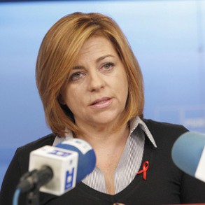 Elena Valenciano: "El eslogan del PP es 'España débil, pero mía'" Elena Valenciano: "El eslogan del PP es 'España débil, pero mía'"