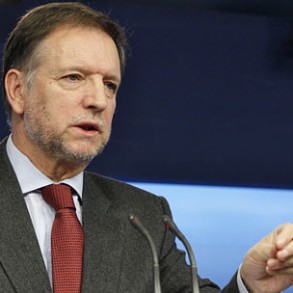 Marcelino Iglesias cree que el Gobierno tiene que actuar con la máxima responsa Marcelino Iglesias cree que el Gobierno tiene que actuar con la máxima responsabilidad y contundencia en el conflicto de los controladores