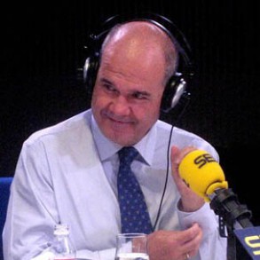 Chaves asegura que no subir la luz supondría "agravar la crisis" Chaves asegura que no subir la luz supondría "agravar la crisis"