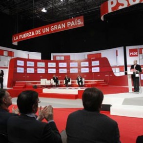 Chaves destaca la "grandeza del liderazgo" del PSOE y, especialmente, de Zapater Chaves destaca la "grandeza del liderazgo" del PSOE y, especialmente, de Zapatero por "hacer lo que hay que hacer" frente a la crisis