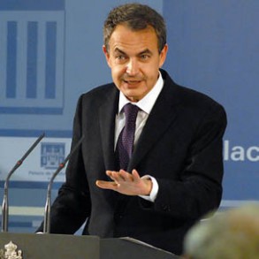 El presidente impone las medallas de la Orden del Mérito Constitucional a quien El presidente impone las medallas de la Orden del Mérito Constitucional a quienes formaron el Gobierno de España el 23-F