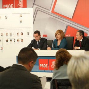 Elena Valenciano: El PP tiene la caradura de pedir la dimisión de Griñán y Elena Valenciano: El PP tiene la caradura de pedir la dimisión de Griñán y de Chaves, mientras mantiene en su sitio a Camps y a Aguirre