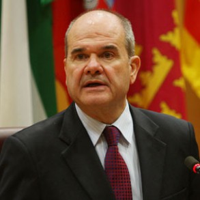 Chaves pregunta al PP qué regla de 3 aplican cuando a él le piden la dimisión Chaves pregunta al PP qué regla de 3 aplican cuando a él le piden la dimisión por la imputación de un ex consejero, mientras "jalean" a Fabra y nombran a Camps candidato