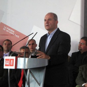 Chaves subraya que la decisión "ha sido multilateral, no como pasó en la guerr Chaves subraya que la decisión "ha sido multilateral, no como pasó en la guerra de Irak" y que España "está comprometida" con la comunidad internacional