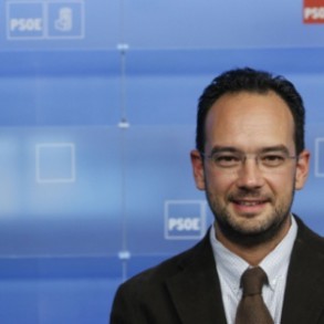 Hernando reprocha al PP su "desfachatez" por "dar lecciones" de honradez Hernando reprocha al PP su "desfachatez" por "dar lecciones" de honradez