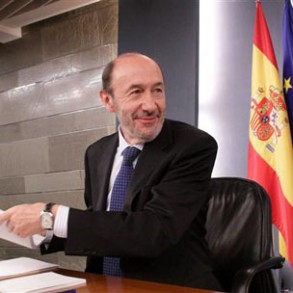 Rubalcaba cree que España ha pasado de ser "una ficha más del dominó a ser un Rubalcaba cree que España ha pasado de ser "una ficha más del dominó a ser un dique infranqueable" ante la crisis