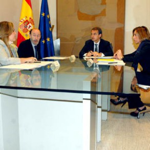 El Gobierno refuerza seguridad en embajadas y alerta a empresas y cooperantes El Gobierno refuerza seguridad en embajadas y alerta a empresas y cooperantes