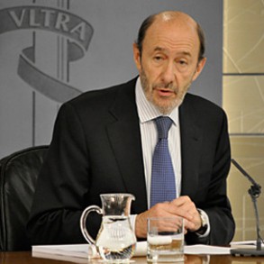 Rubalcaba dice que Bildu debe demostrar ahora que se ha desvinculado de ETA Rubalcaba dice que Bildu debe demostrar ahora que se ha desvinculado de ETA