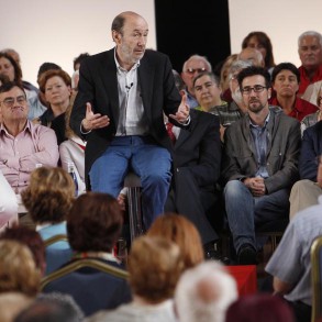 Rubalcaba acusa a Rajoy de querer "podar" el Estado del bienestar Rubalcaba acusa a Rajoy de querer "podar" el Estado del bienestar