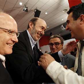 Rubalcaba: El PSOE, esté en las alcaldías o en la oposición, tenderá la ma Rubalcaba: El PSOE, esté en las alcaldías o en la oposición, tenderá la mano para salir de la crisis y crear empleo