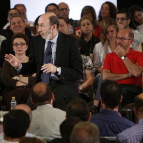 El PSOE proclama provisionalmente a Rubalcaba como candidato para las generales El PSOE proclama provisionalmente a Rubalcaba como candidato para las generales
