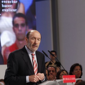 Los 4 compromisos de Rubalcaba: crear empleo, construir una economía competitiv Los 4 compromisos de Rubalcaba: crear empleo, construir una economía competitiva, fortalecer la igualdad de oportunidades y mejorar la democracia
