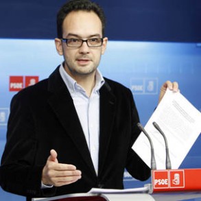 El PSOE replica al PP que el auto "exculpa" a Camacho y ni siquiera menciona a R El PSOE replica al PP que el auto "exculpa" a Camacho y ni siquiera menciona a Rubalcaba
