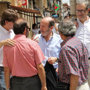 Rubalcaba apremia a Europa a "ir más deprisa" para resolver la situación Rubalcaba apremia a Europa a "ir más deprisa" para resolver la situación