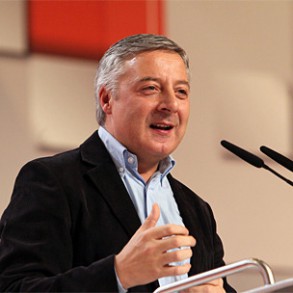 Blanco pide a la CEOE que "ponga algo de su lado para acelerar la recuperación" Blanco pide a la CEOE que "ponga algo de su lado para acelerar la recuperación"
