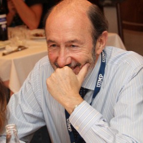 Rubalcaba defiende que se creen "eurobonos" como medida contra la crisis y para Rubalcaba defiende que se creen "eurobonos" como medida contra la crisis y para proteger el euro