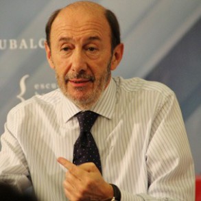 Rubalcaba: "Entre los manirrotos que apuestan por el déficit ilimitado y los fa Rubalcaba: "Entre los manirrotos que apuestan por el déficit ilimitado y los fanáticos del déficit cero estamos los socialdemócratas"