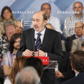 Rubalcaba defiende los impuestos para las grandes fortunas y los bancos y recuer Rubalcaba defiende los impuestos para las grandes fortunas y los bancos y recuerda a Rajoy que los que necesitan protección no son los más ricos, sino los que menos tienen