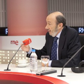 Rubalcaba: El PP tendrá que explicar por qué no quiere que "los que tienen gra Rubalcaba: El PP tendrá que explicar por qué no quiere que "los que tienen grandes patrimonios paguen más impuestos" y "prefiere hacer recortes educativos o sanitarios"