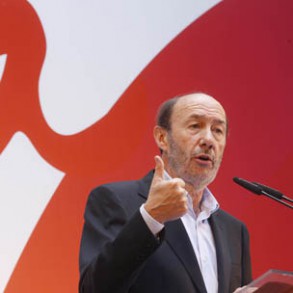 Rubalcaba: "Rajoy, deje de preocuparse por los grandes patrimonios y preocúpese Rubalcaba: "Rajoy, deje de preocuparse por los grandes patrimonios y preocúpese por los 300.000 jóvenes que con este impuesto tendrán un contrato"