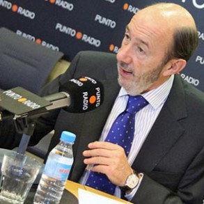 Rubalcaba: "Con el dinero que deja de recaudar Aguirre por ayudar a los colegios Rubalcaba: "Con el dinero que deja de recaudar Aguirre por ayudar a los colegios de élite, podría financiar los profesores de la pública que va a quitar"