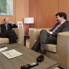 Rubalcaba mantiene un encuentro con el investigador Pedro Alonso Rubalcaba mantiene un encuentro con el investigador Pedro Alonso