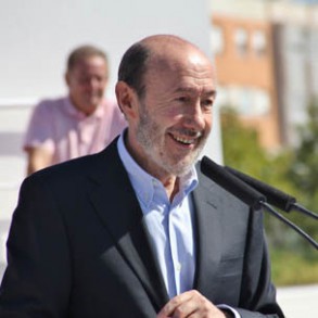 Rubalcaba, a Rajoy: "¿Quién quiere que pague las políticas públicas, los pad Rubalcaba, a Rajoy: "¿Quién quiere que pague las políticas públicas, los padres y profesores o los que más tienen y los bancos?"