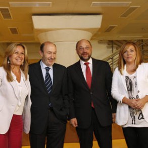 Rubalcaba y Martin Schulz coinciden en la necesidad de seguir impulsando medidas Rubalcaba y Martin Schulz coinciden en la necesidad de seguir impulsando medidas que refuercen una política económica común en la UE