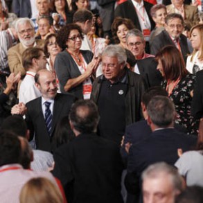 Felipe González: "Estoy aquí, a tu servicio, Rubalcaba, y dispuesto a trabajar Felipe González: "Estoy aquí, a tu servicio, Rubalcaba, y dispuesto a trabajar y contribuir a una movilización inmediata"