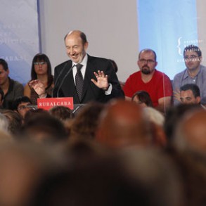 Rubalcaba: "Sí, voy a subir los impuestos. Se los subiré a los que más tienen Rubalcaba: "Sí, voy a subir los impuestos. Se los subiré a los que más tienen para obtener fondos con los que incentivar la creación de empleo"