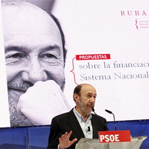 Rubalcaba asegura que el PP piensa recortar las prestaciones por desempleo Rubalcaba asegura que el PP piensa recortar las prestaciones por desempleo