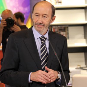 Rubalcaba anuncia que el programa del PSOE incluirá un IVA superreducido del 4% Rubalcaba anuncia que el programa del PSOE incluirá un IVA superreducido del 4% para el libro electrónico