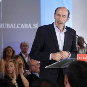 Rubalcaba se compromete a "un político, un sueldo" y avanza que acometerá las Rubalcaba se compromete a "un político, un sueldo" y avanza que acometerá las reformas legales necesarias para que se cumpla