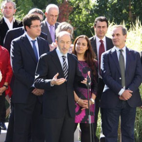 Rubalcaba pide a los candidatos socialistas que denuncien los ataques que el PP, Rubalcaba pide a los candidatos socialistas que denuncien los ataques que el PP, a "campo abierto" o de forma "soterrada", está lanzando contra la educación y la sanidad públicas