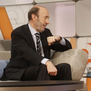 Rubalcaba: "Voy a tratar de explicar a la gente cuáles son mis soluciones y que Rubalcaba: "Voy a tratar de explicar a la gente cuáles son mis soluciones y que Rajoy diga cuáles son las suyas"