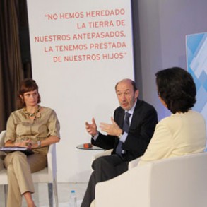Rubalcaba se compromete a valorar la Responsabilidad Social de las empresas a la Rubalcaba se compromete a valorar la Responsabilidad Social de las empresas a la hora de adjudicarles contratos públicos