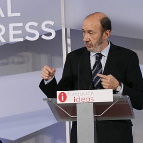 Rubalcaba defiende una Europa con "instituciones ágiles", "presupuesto ambicio Rubalcaba defiende una Europa con "instituciones ágiles", "presupuesto ambicioso", "eurobonos para defenderse de los especuladores" y "el empleo como objetivo principal"