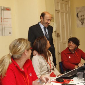 Rubalcaba expresa su "preocupación por la educación pública" a la que se "rec Rubalcaba expresa su "preocupación por la educación pública" a la que se "recortan presupuestos" mientras se dan ayudas "a la educación privada de élite", como ocurre en Madrid