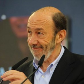 Rubalcaba: "Rajoy debe decir a la gente la verdad: de dónde va a bajar impuesto Rubalcaba: "Rajoy debe decir a la gente la verdad: de dónde va a bajar impuestos y a quién se los va a subir, o qué gastos va a recortar"