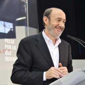 Rubalcaba cree que "hay que modular la política de ajuste" y "poner encima de Rubalcaba cree que "hay que modular la política de ajuste" y "poner encima de la mesa inversiones a nivel europeo" para crecer y crear empleo, así como "decirle al BCE que baje los tipos"