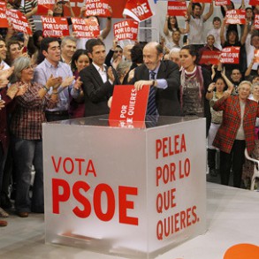 Rubalcaba subraya que el debate de esta campaña debe dilucidarse entre los "der Rubalcaba subraya que el debate de esta campaña debe dilucidarse entre los "derechos" que defiende el PSOE y los "recortes" que esconde el PP