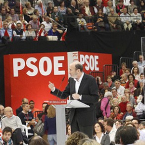 Rubalcaba pide el voto al PSOE para que "salgamos todos juntos de la crisis, sin Rubalcaba pide el voto al PSOE para que "salgamos todos juntos de la crisis, sin dejar a nadie atrás"
