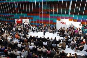 Rubalcaba denuncia los "silencios estruendosos" de Rajoy y le dice que "no puede Rubalcaba denuncia los "silencios estruendosos" de Rajoy y le dice que "no puede pretender ser presidente del Gobierno de España sin decirle a los españoles qué quiere hacer con su país"