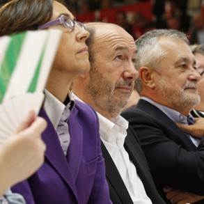Rubalcaba denuncia la "ley de los silencios" de Rajoy: no decir lo que piensa ha Rubalcaba denuncia la "ley de los silencios" de Rajoy: no decir lo que piensa hacer con las pensiones, la cobertura de desempleo y los convenios de PYMES