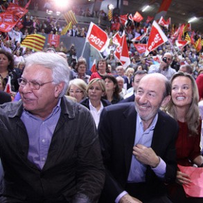 Rubalcaba denuncia que Mariano Rajoy actúa al dictado de Aznar, que es su "vent Rubalcaba denuncia que Mariano Rajoy actúa al dictado de Aznar, que es su "ventrílocuo"