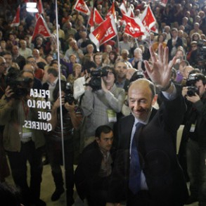 Rubalcaba: "Yo no soy igual que Mariano Rajoy, tenemos modelos y valores radical Rubalcaba: "Yo no soy igual que Mariano Rajoy, tenemos modelos y valores radicalmente distintos para salir de la crisis"