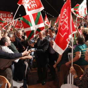 Rubalcaba pide el voto "para que haya un partido socialista fuerte que defienda Rubalcaba pide el voto "para que haya un partido socialista fuerte que defienda los derechos de los ciudadanos" frente a los recortes de la derecha