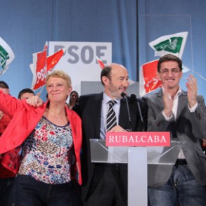 Rubalcaba: "Rajoy no cuenta lo que tiene en la cabeza porque sabe que si lo cuen Rubalcaba: "Rajoy no cuenta lo que tiene en la cabeza porque sabe que si lo cuenta no le van a votar"