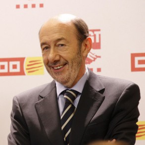 Rubalcaba asegura que, poco a poco, Rajoy va desvelando lo que negó en el deb Rubalcaba asegura que, poco a poco, Rajoy va desvelando lo que negó en el debate: que si gobierna reducirá las prestaciones por desempleo y que los trabajadores de las PYMES dejarán de estar protegidos por sus convenios